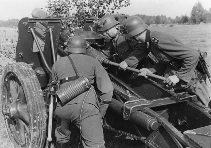 For documentary purposes the German Federal Archive often retained the original image captions, which may be erroneous, biased, obsolete or politically extreme. Gewandtheit und Zupacken lernt der Kanonier in harten Ausbi