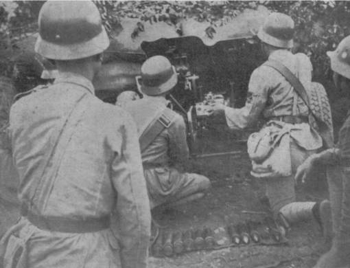 Chinese soldiers manning a 3,7-cm PaK 36.