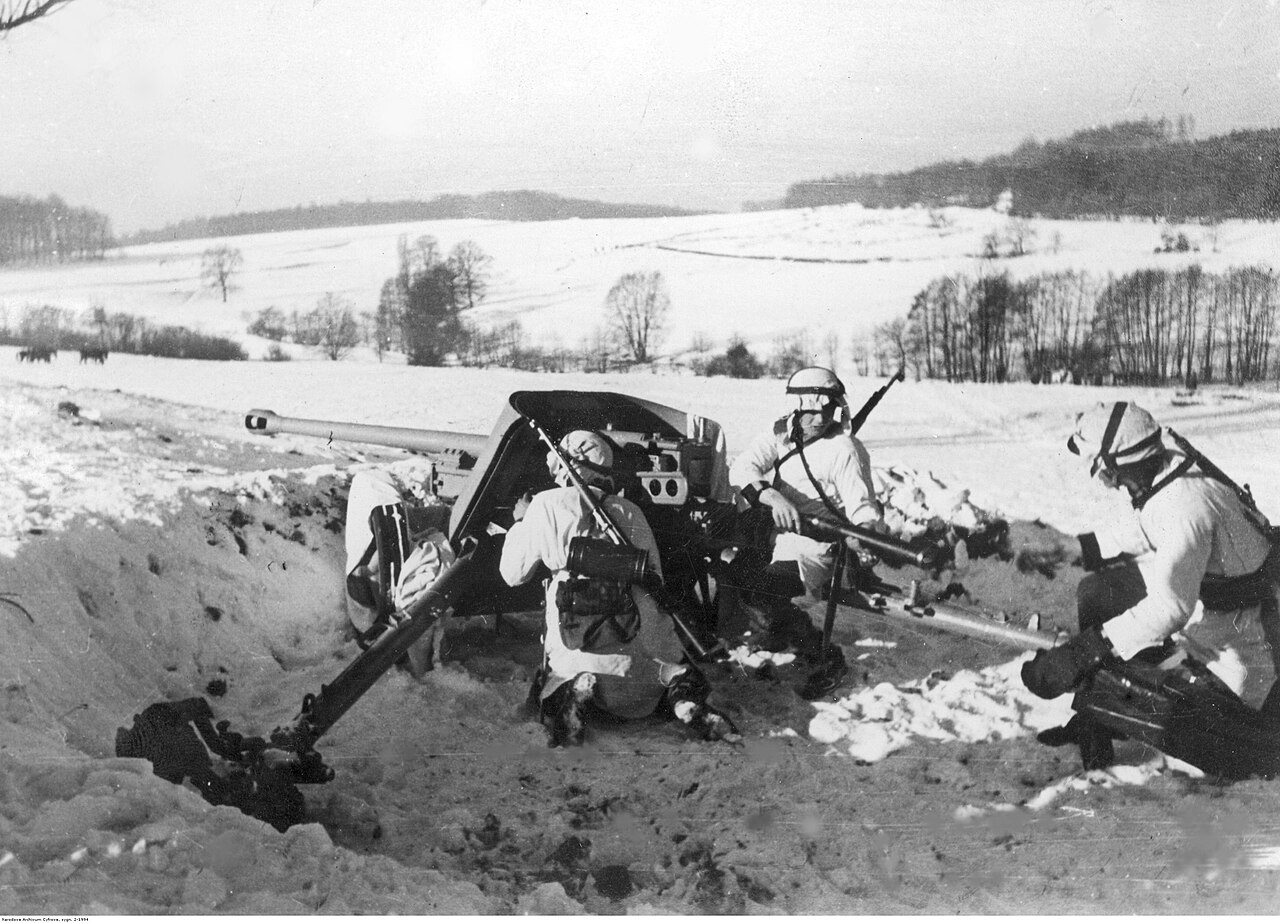 Stanowisko armaty przeciwpancernej Pak 38 kal. 50 mm na froncie wschodnim . Widoczni żołnierze 14. Dywizji Grenadierów Waffen SS "Galizien". Fotografia wykonana zimą.