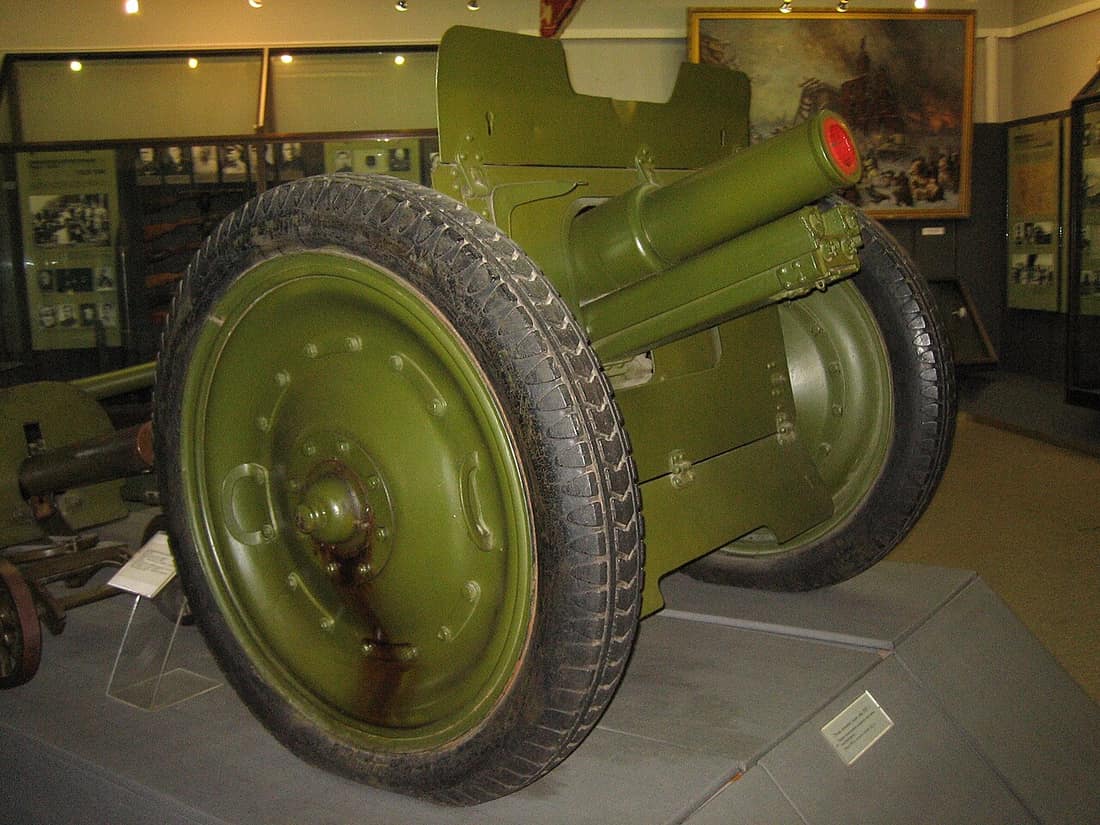 Soviet 76mm Regimental gun 1 gun, displayed in Moscow Military Museum. Photo taken on 19 July, 2007. Source: Photo by me, User:Saiga20K.
