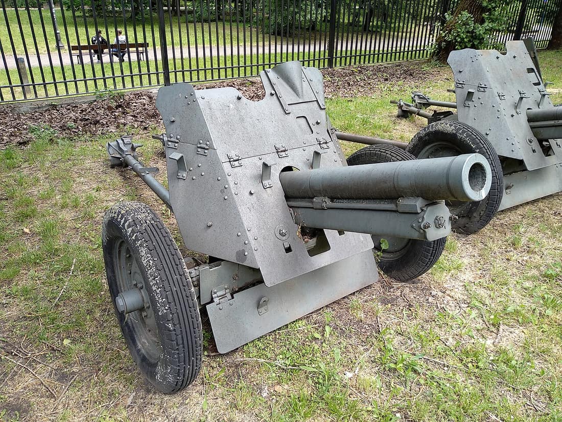 Armata pułkowa kal. 76,2 mm M1943 eksponowana w Muzeum Wojska Polskiego w Warszawie.