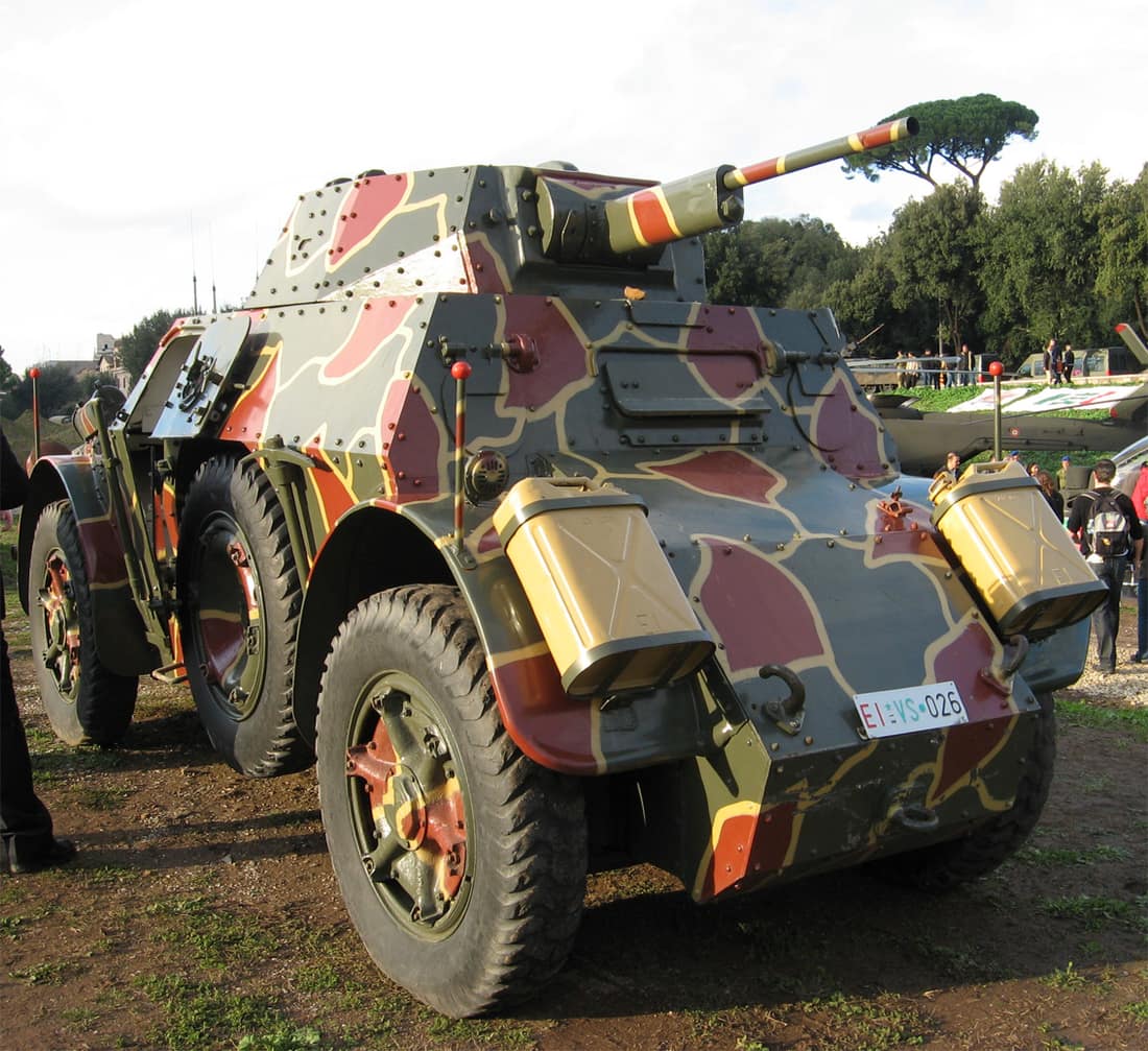 Autoblindo FIAT Ansaldo AB-43, fotografato in occasione della Festa delle Forze Armate. L'esemplare era in esposizione pubblica al circo Massimo (Roma).