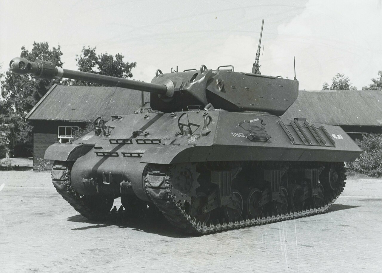 Een Achilles zelf voortbewegend antitankkanon, uitgerust met een 17-ponder kanon, met de naam Tijger.