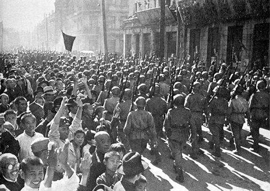 Soviet troops enter the liberated Harbin. August 21, 1945.