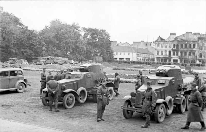 For documentary purposes the German Federal Archive often retained the original image captions, which may be erroneous, biased, obsolete or politically extreme. Russischer Offiziersbesuch in Lublin. Die sowjetrussischen 