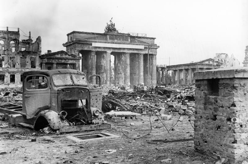For documentary purposes the German Federal Archive often retained the original image captions, which may be erroneous, biased, obsolete or politically extreme. Berlin 1945 Blick über den Pariser Platz auf das Brandenbur