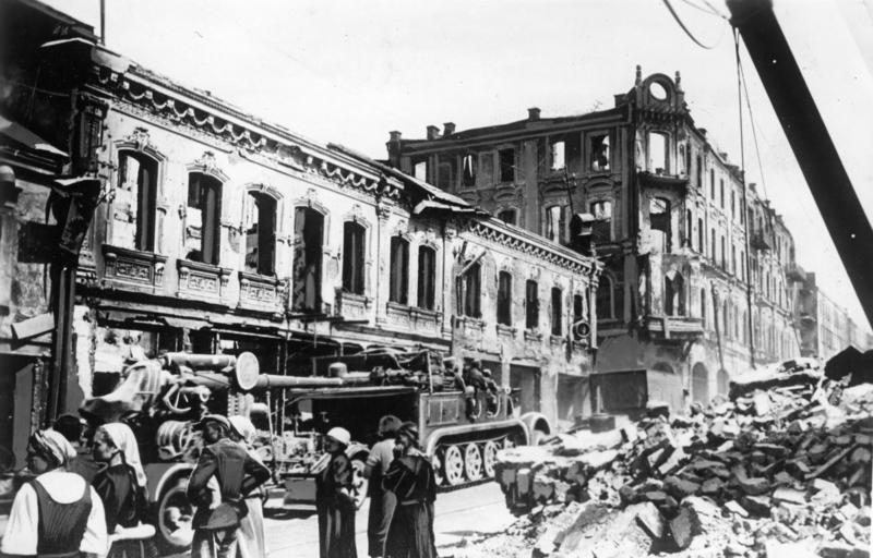 For documentary purposes the German Federal Archive often retained the original image captions, which may be erroneous, biased, obsolete or politically extreme. Scherl: An der Sowjetfront: Ruinen der Provinzhauptstadt Mi