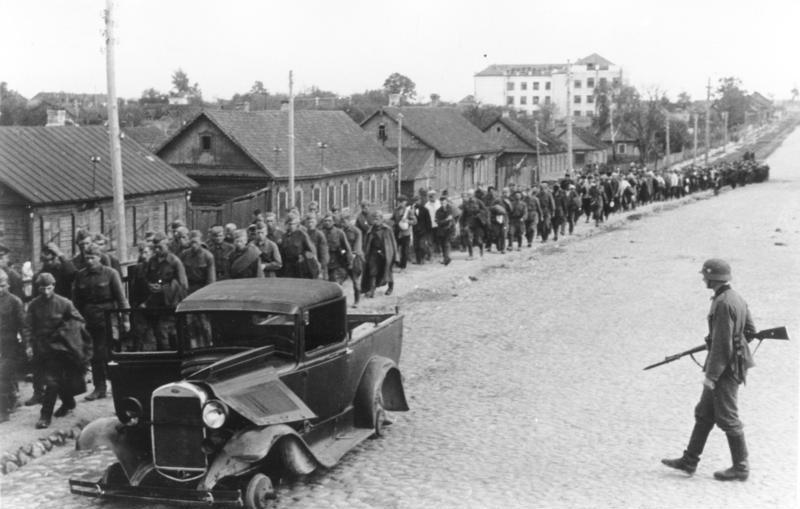 For documentary purposes the German Federal Archive often retained the original image captions, which may be erroneous, biased, obsolete or politically extreme. Minsk, 2.7.41 Gefangene russische Soldaten