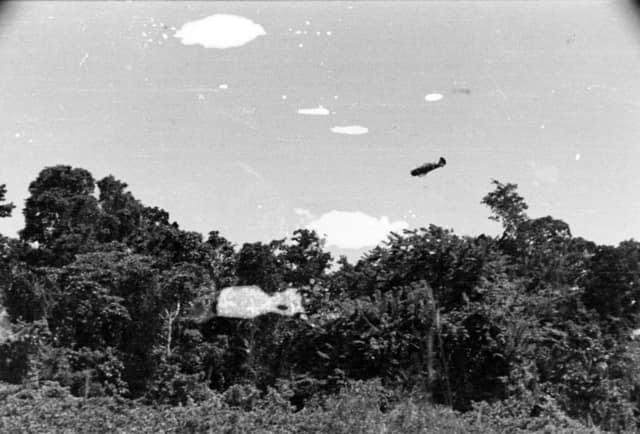 1942-12-08. NEW GUINEA. GONA. ALLIED PLANES SOAR IN AT LOW LEVEL TO MACHINE-GUN JAPANESE SNIPERS OUTSIDE GONA.