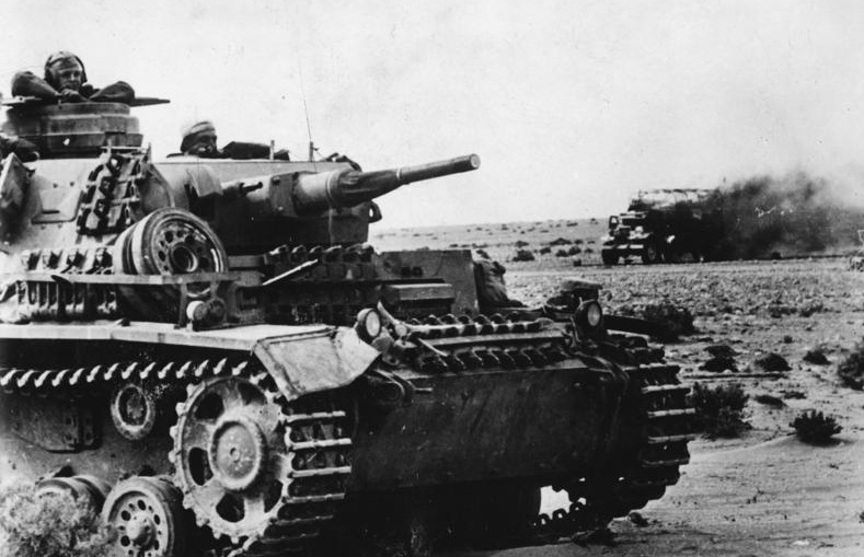 For documentary purposes the German Federal Archive often retained the original image captions, which may be erroneous, biased, obsolete or politically extreme. Deutsche Panzer während eines Gegenstoßes in der nordafrika