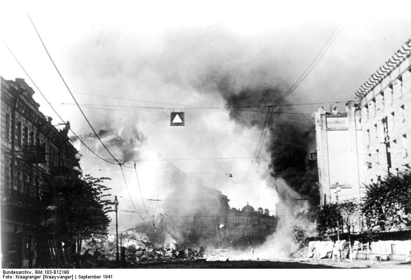 For documentary purposes the German Federal Archive often retained the original image captions, which may be erroneous, biased, obsolete or politically extreme. Scherl Bilderdienst An der Sowjetfront: (Ukraine) Riesenbra