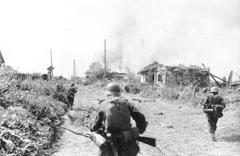 For documentary purposes the German Federal Archive often retained the original image captions, which may be erroneous, biased, obsolete or politically extreme. Männer der Vorausabteilung dringen in das von den Sowjets b
