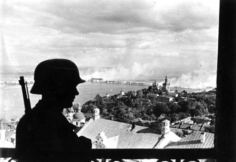 For documentary purposes the German Federal Archive often retained the original image captions, which may be erroneous, biased, obsolete or politically extreme. Zentralbild II.Weltkrieg 1939-1945 An der Front in der Sowj