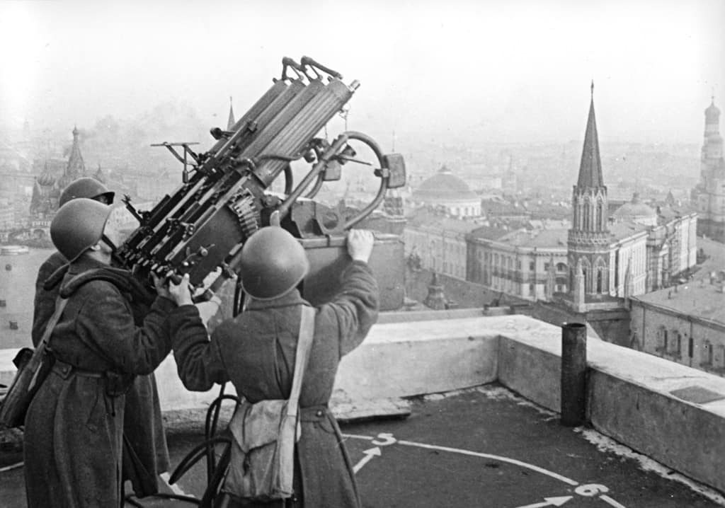 “Defense of Moscow”. Anti-aircraft gunners on the roof of Moscow's central Hotel "Moskva". The Great Patriotic War (1941-1945). Reprophoto.