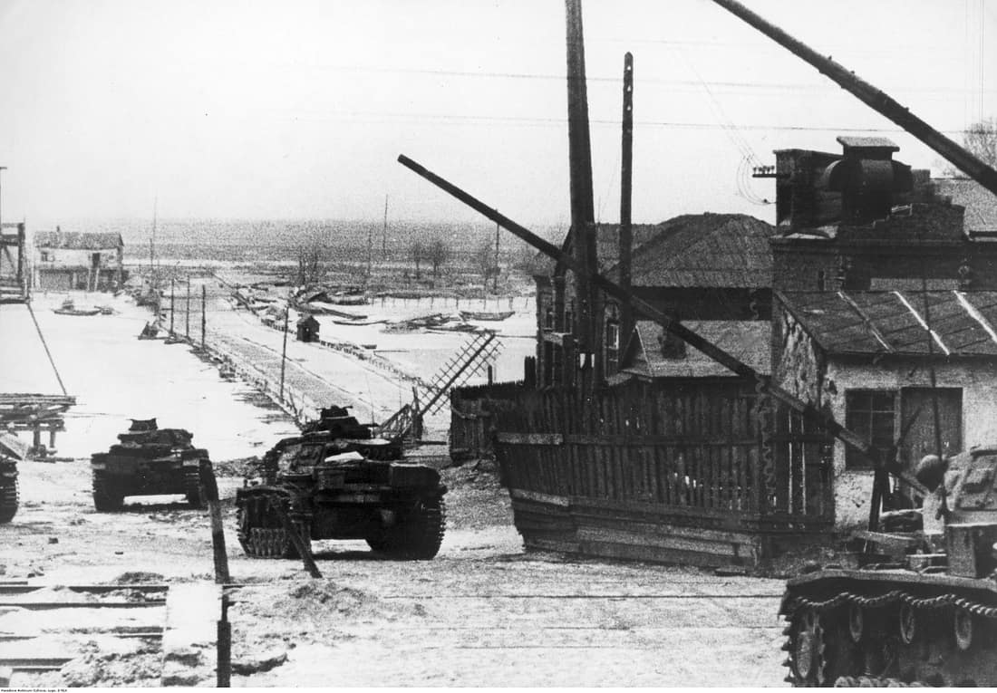 Wkroczenie wojsk niemieckich do Rostowa. Kolumna czołgów PzKpfw III przejeżdża przez przejazd kolejowy.