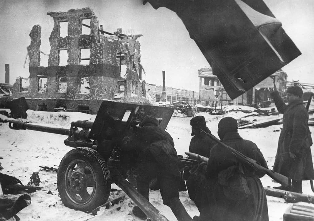 Расчет советской 76,2-мм пушки ЗиС-3 ведет огонь в Сталинграде