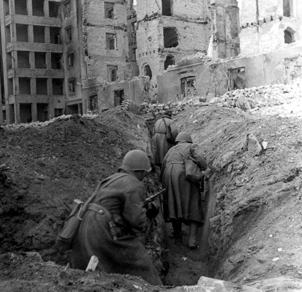 Soldati sovietici della Sessantaduesima armata in azione nelle rovine di Stalingrado