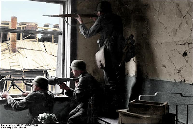 This is a retouched picture, which means that it has been digitally altered from its original version. Modifications: recolored. The original can be viewed here: Bundesarchiv Bild 101I-617-2571-04, Stalingrad, Soldaten b
