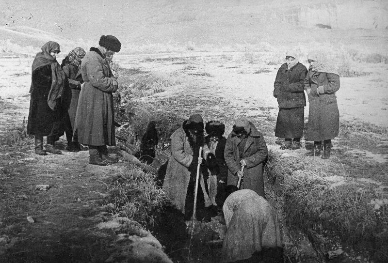 Residents of Kislovodsk unearthing the remains of their relatives, shot by German troops on Mount Koltso.
