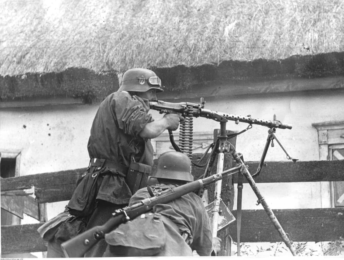 Stanowisko karabinu maszynowego MG 34 na podstawie trójnożnej we wsi koło Humania. Widoczni dwaj żołnierze z pułku „Germania” 5 Dywizji Pancernej SS „Wiking”. Jeden z żołnierzy uzbrojony jest w karabinek Mauser Kar98k.