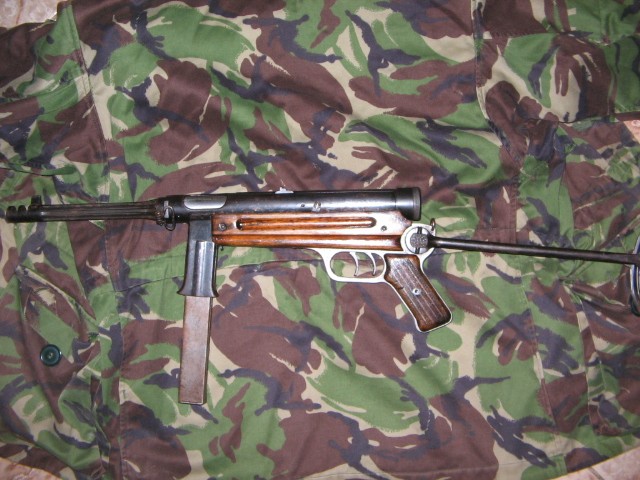 An Italian Beretta 38/43 submaschine gun