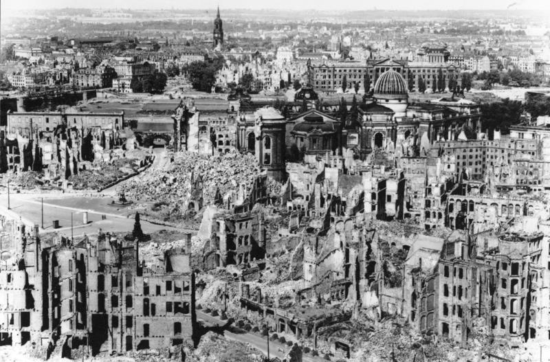 For documentary purposes the German Federal Archive often retained the original image captions, which may be erroneous, biased, obsolete or politically extreme. Dresden, Teilansicht des zerstörten Stadtzentrums über die 