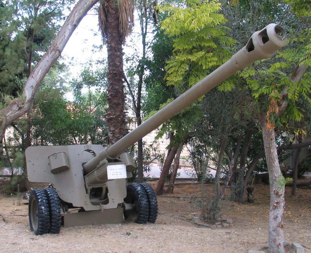 Description: Soviet M1944/BS-3 100 mm field/anti-tank cannon in Batey ha-Osef Museum, Tel Aviv, Israel. 2005. Source: Photo by me, User:Bukvoed.