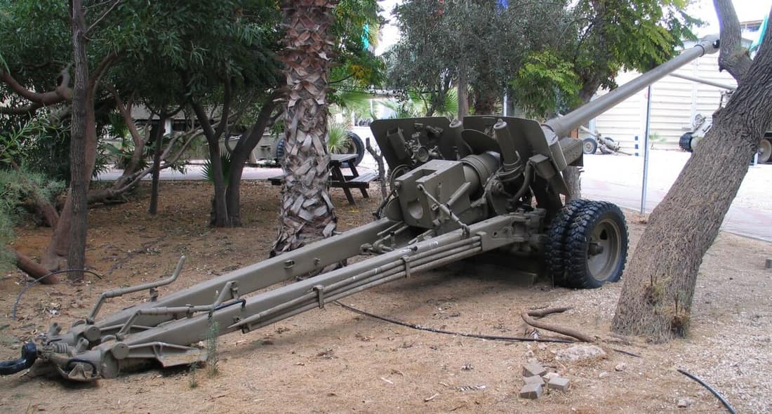 Description: Soviet M1944/BS-3 100 mm field/anti-tank cannon in Batey ha-Osef Museum, Tel Aviv, Israel. 2005. Source: Photo by me, User:Bukvoed.