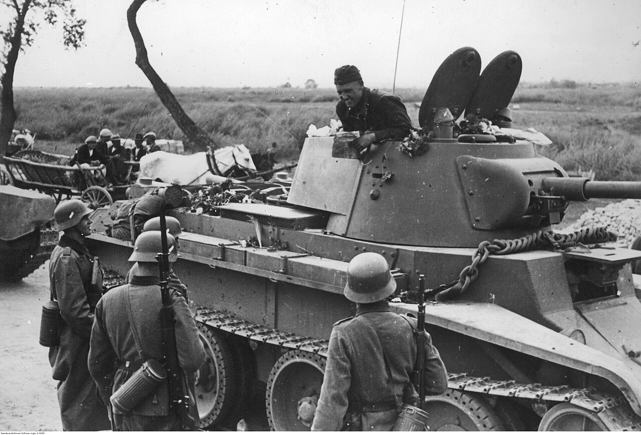 Niemiecki i radziecki patrol na lini demarkacyjnej. Widoczny radziecki czołg BT-7.