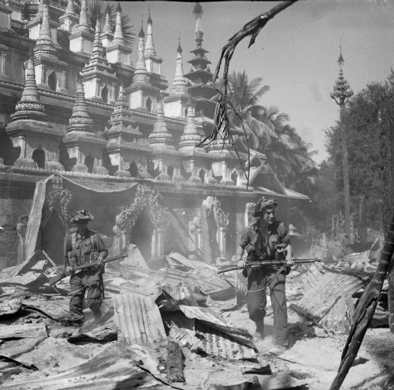 THE BRITISH ARMY IN BURMA DURING THE SECOND WORLD WAR, Two British soldiers on patrol in the ruins of the Burmese town of Bahe during the advance on Mandalay.