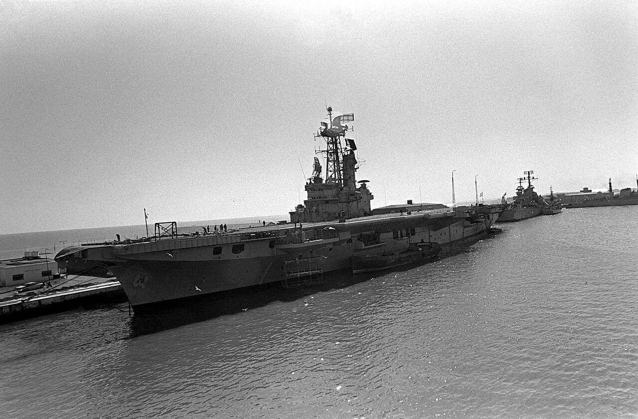 A port bow view of the Argentine aircraft carrier ARA Veinticinco de Mayo (V-2) in port during exercise Unitas XX.