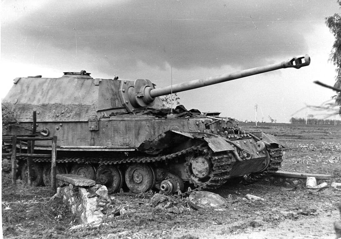 Nettuno Köprübaşı saldırısında mayını basıp terkedilen 653. Ağır Tank İmha Edici Taburu 1. Bölüğüne bağlı Başçavuş Gustav Koß komutasındaki "Elefant" (İtalya, 29 Şubat 1944)