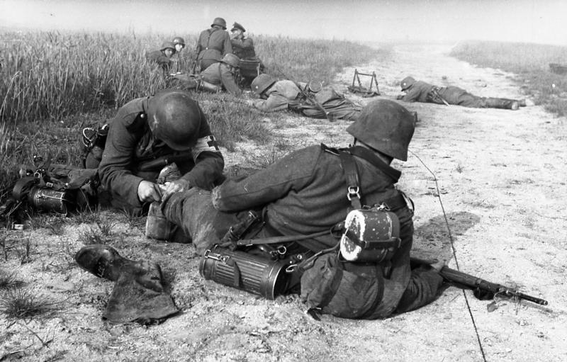 For documentary purposes the German Federal Archive often retained the original image captions, which may be erroneous, biased, obsolete or politically extreme. Scherl Bilderdienst Frankreich: in der vordersten Linie wir