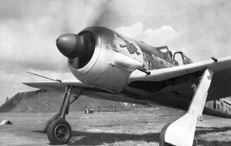 Information added by Wikimedia users. Eine Focke-Wulf Fw 190. Möglicherweise ist dies eine Fw 190A-3 der 5./JG 1 in Katwijk (Niederlande) im Sommer 1942. (Siehe: Ketley/Rolfe: Luftwaffen-Embleme 1939-1945. Bonn 2001 ISBN