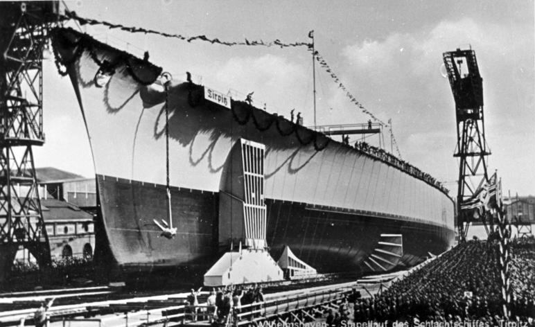 For documentary purposes the German Federal Archive often retained the original image captions, which may be erroneous, biased, obsolete or politically extreme. Schlachtschiff "Tirpitz", Stapellauf Wilhelmshaven - Stapel