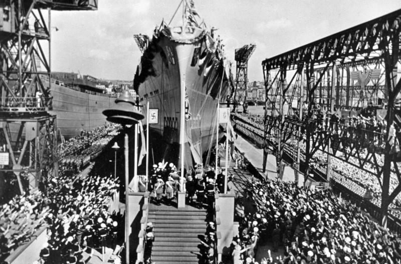 For documentary purposes the German Federal Archive often retained the original image captions, which may be erroneous, biased, obsolete or politically extreme. Kiel, Kreuzer "Prinz Eugen", Stapellauf Kiel.- Schwerer Kre