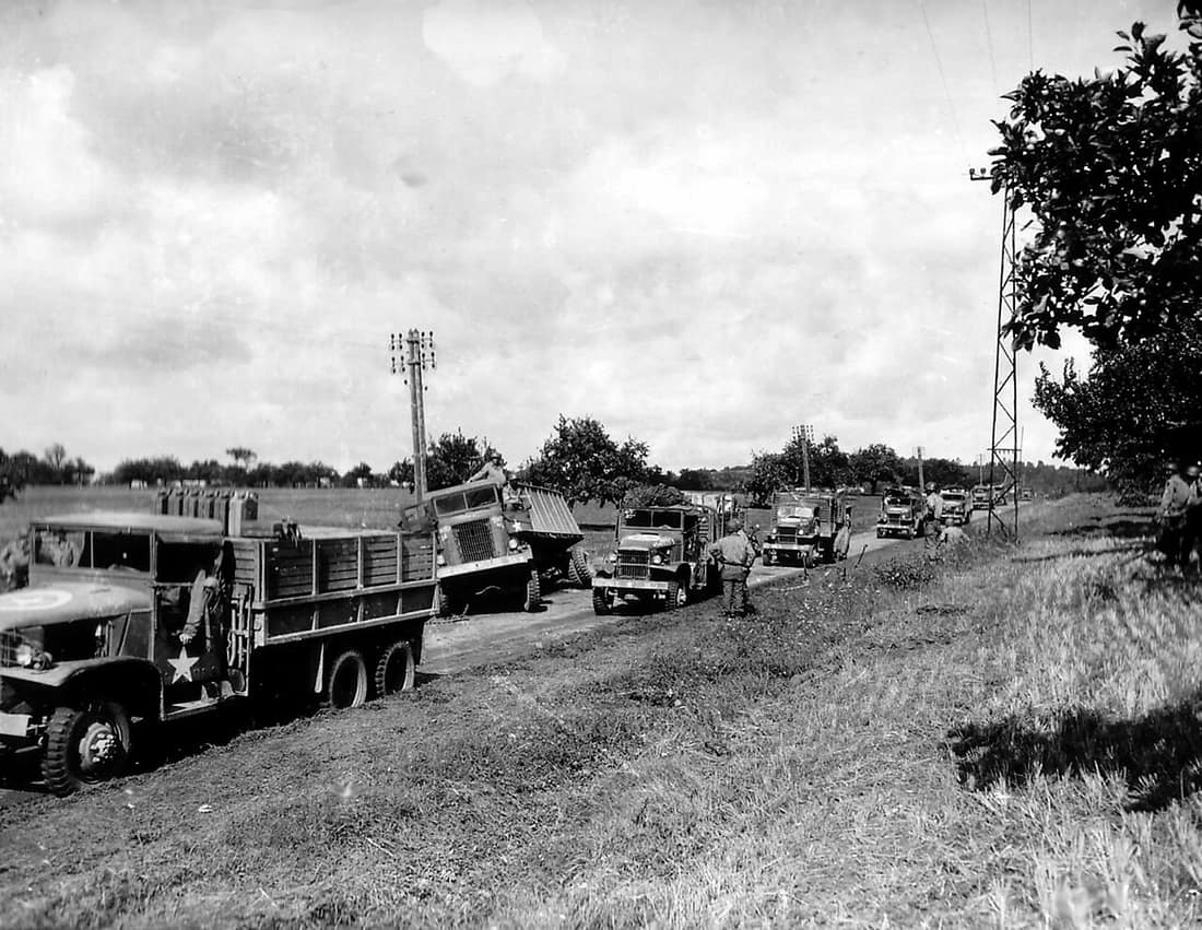 Red Ball Express - Convoy with accidental truck - 1944