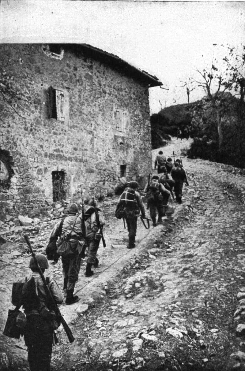 Soldati brasiliani della FEB attraversano Sassomolare verso casa Vornetti per portarsi al punto di osservazione della Coda