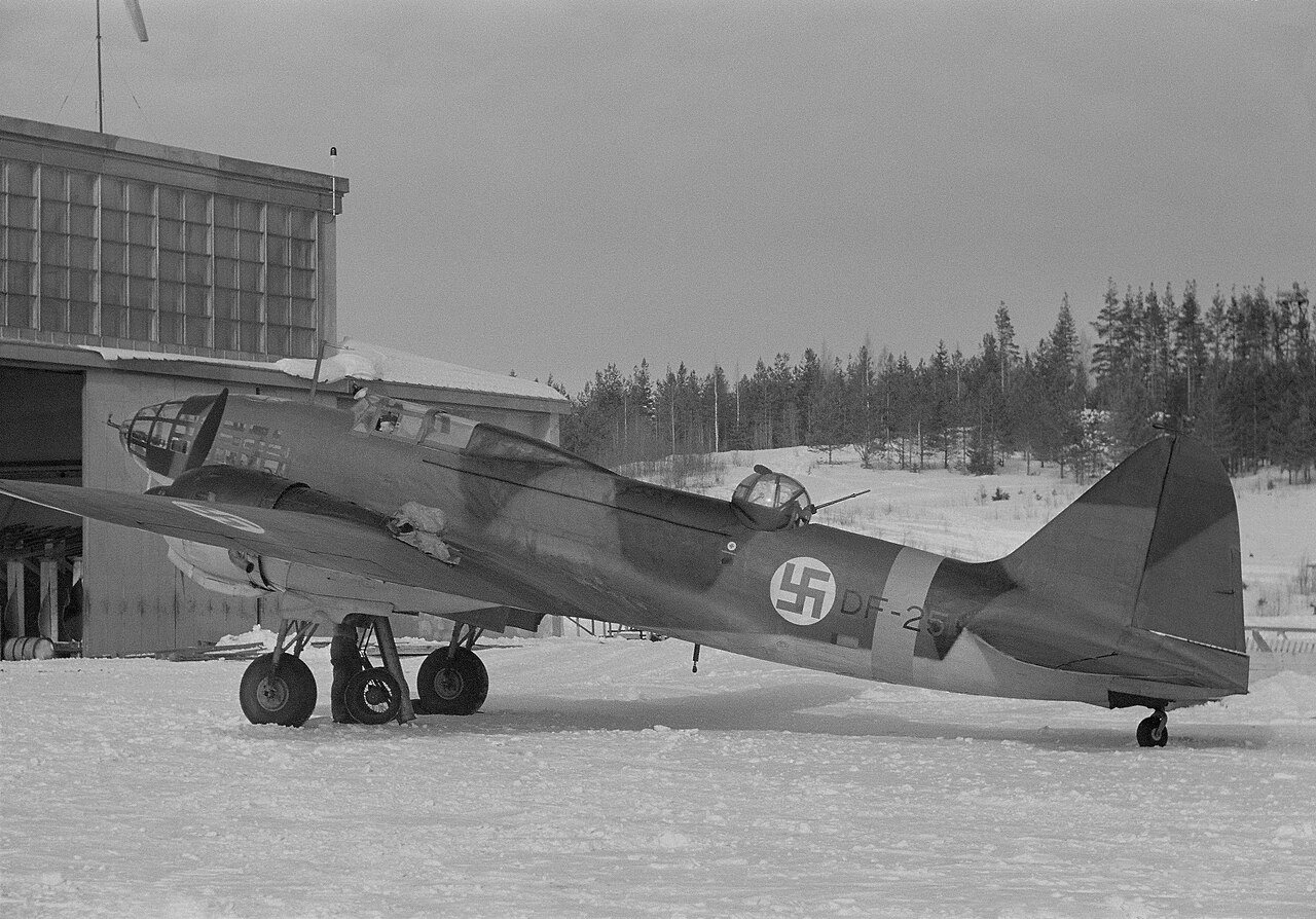 DF-kone takaa. (Kuvassa on Iljushin DB-3F (Il-4)). Kuvauspaikka: Luonetjärven lentokenttä