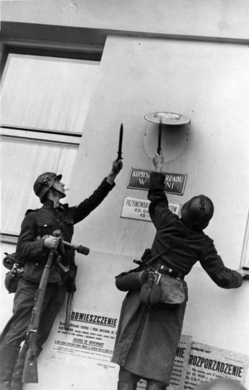 For documentary purposes the German Federal Archive often retained the original image captions, which may be erroneous, biased, obsolete or politically extreme. Danzig, Enfernen eines polnischen Hoheitszeichens Zentralbi