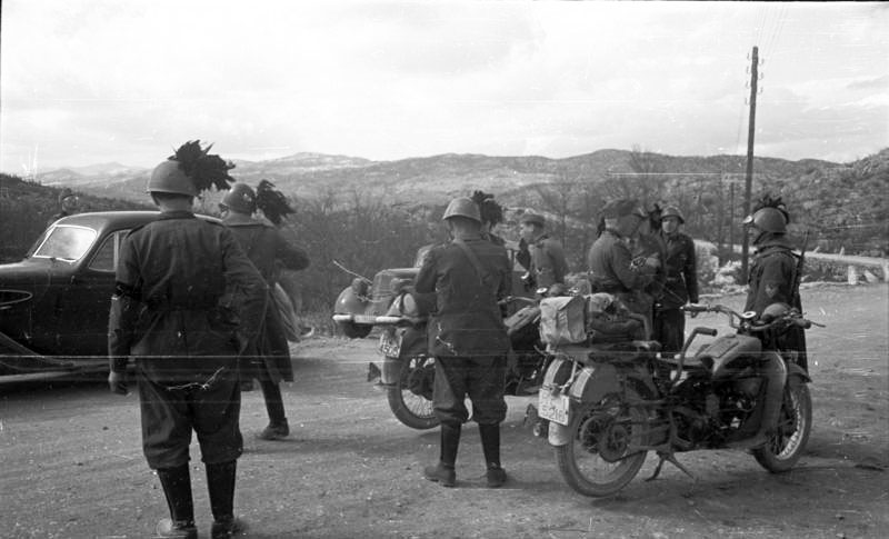 For documentary purposes the German Federal Archive often retained the original image captions, which may be erroneous, biased, obsolete or politically extreme. Jugoslawien 1941 Auf dem Vaganj-Berg, 1165 m hoch Begegnung