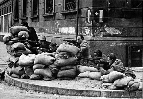Combattenti del CLN a Milano il 26 aprile 1945.