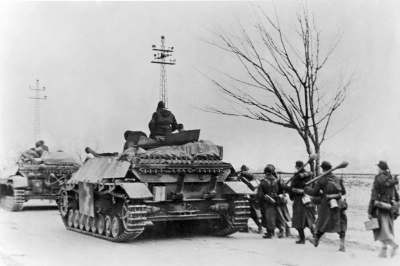 For documentary purposes the German Federal Archive often retained the original image captions, which may be erroneous, biased, obsolete or politically extreme. Dem Ansturm des Feindes entgegen Gegen den Druck der Sowjet