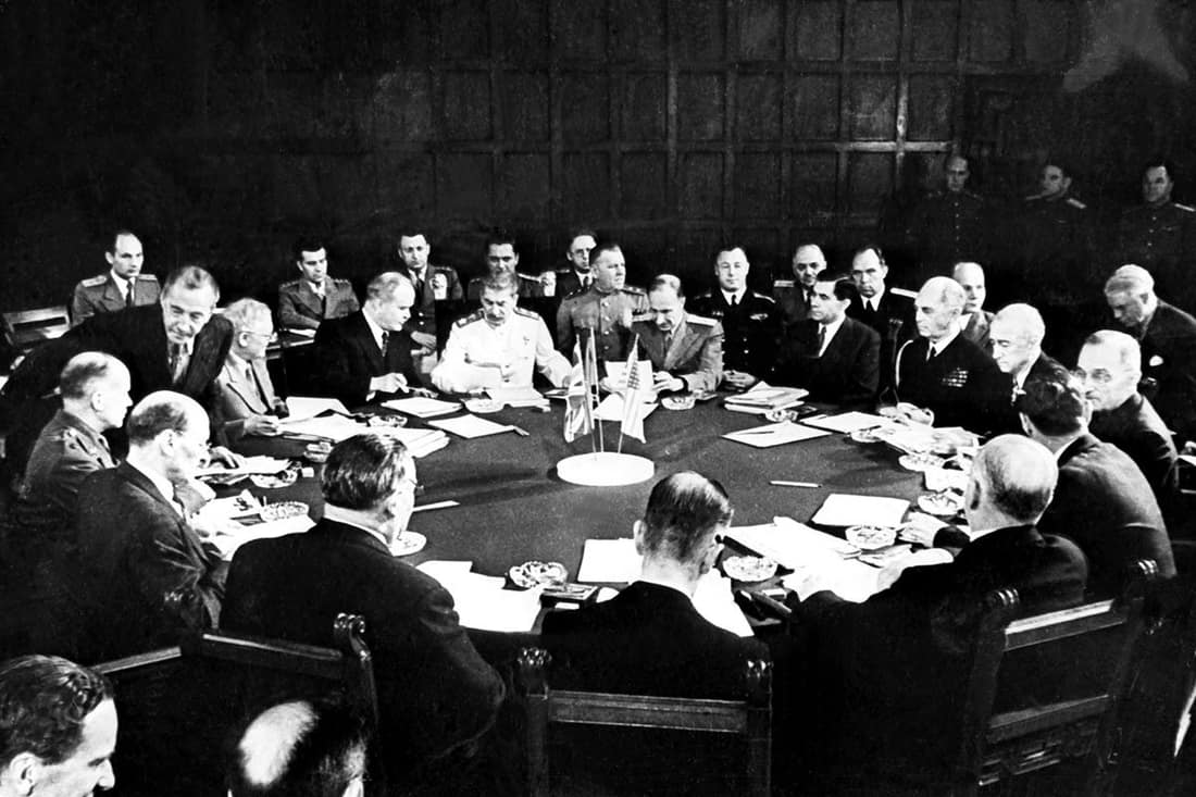 For documentary purposes the German Federal Archive often retained the original image captions, which may be erroneous, biased, obsolete or politically extreme. Potsdamer Konferenz, Konferenztisch Zentralbild Potsdamer (