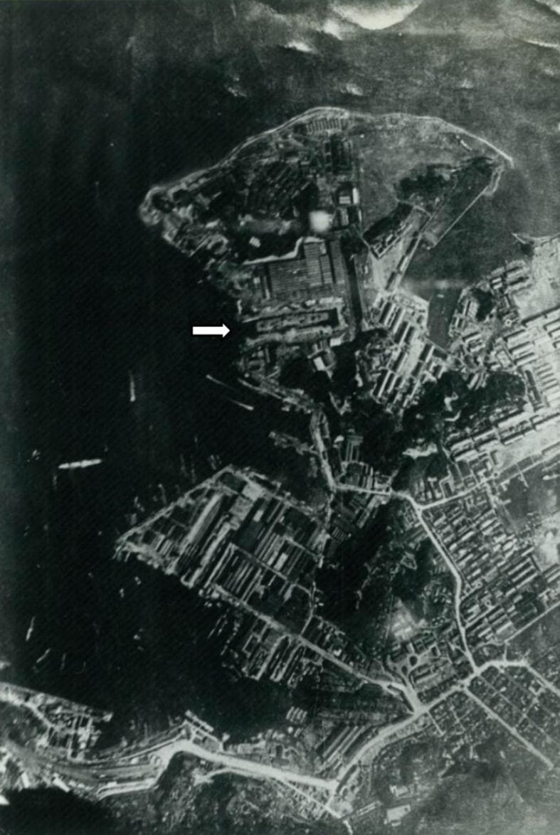 Yokosuka photographed by US aircraft. The arrow points to the aircraft carrier Shinano in dry dock