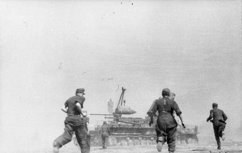 Warsaw Uprising: Soldiers of 638th battery of heavy artillery run towards "Ziu" German 600mm caliber mortar of type "Karl" used for bombing of Warsaw Old Town from Sowiński Park in Wola district. In the back a statue of 