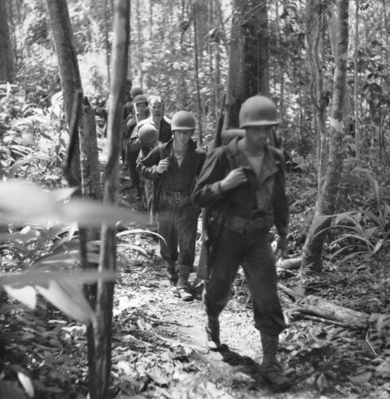 WANIGELA, NEW GUINEA. 1942-10-15. AMERICAN TROOPS OF 128TH INFANTRY REGIMENT, 32ND UNITED STATES DIVISION, ON THE FIRST STAGE OF THE BATTLE OF THE BEACHES WHICH BEGAN ON 1942-11-19. THE JAPANESE RESISTANCE CEASED ON 1943