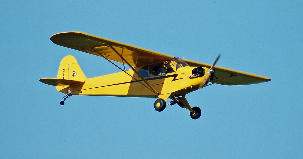 Gelbe Piper PA-18 Super Cub über dem Flugplatz Uetersen