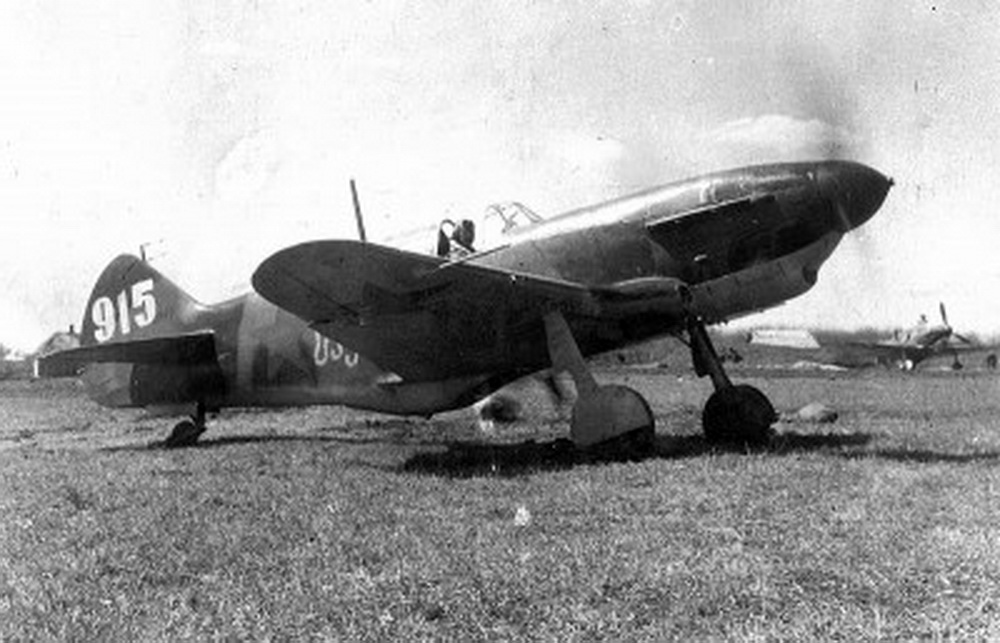 LaGG-3 66. série patriaci 88. stíhaciemu leteckému pluku, fotografovaný na severnom Kaukaze. Na trupe lietadla je nápis v gruzínčine: საბჭოთა საქართველო (Sabčota Sakartvelo; v preklade: „Sovietske Gruzínsko“)