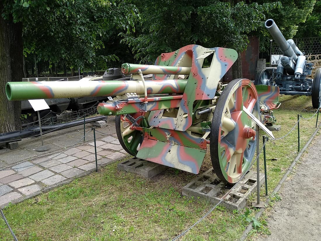 Niemiecka haubica polowa 10,5 cm leFH 18 eksponowana w Muzeum Wojska Polskiego w Warszawie.